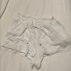 White short shorts with pockets